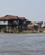 1250 Sejler Gennem Bebyggelsen Paa Inle Soeen Myanmar Anne Vibeke Rejser DSC03847